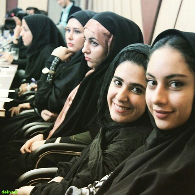 عکسی دسته جمعی نازنین پیرکاری با حجاب کامل