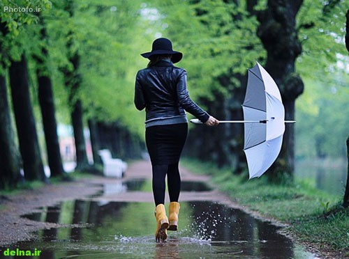 عکس دختر تنها در زیر باران